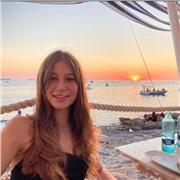 Studentessa universitaria per lezioni di Inglese, Italiano, Filosofia, Storia, Scienze Naturali, Chimica